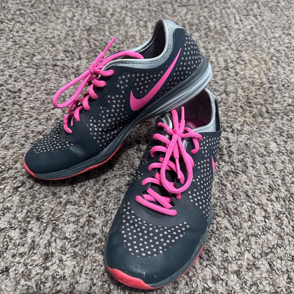 Nike Women's Black and Pink Athletic Sneakers